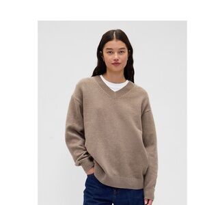 GAP Women's V-Neck Sweater in Taupe